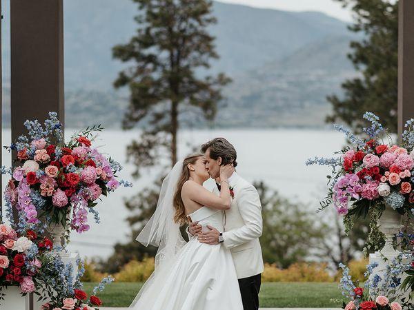 Wedding florals at CedarCreek Estate Winery