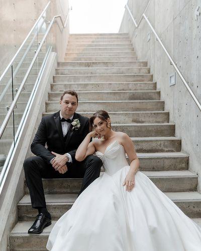 Mn Bride And Groom Stairs Pose