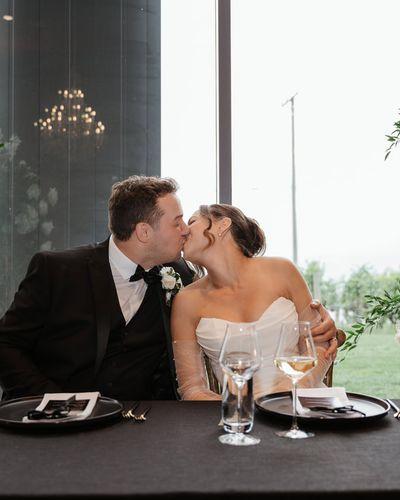Mn Headtable Kiss