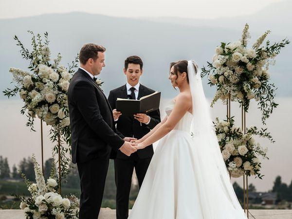 Mn Elegant Ceremony Pillar Clouds Hi Res