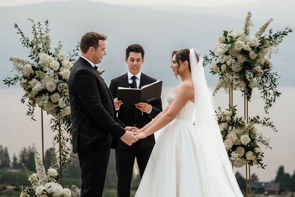 Mn Elegant Ceremony Pillar Clouds Hi Res